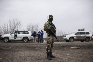  Beobachter der OSZE bei einer Stellung der ukrainischen Truppen im März 2015