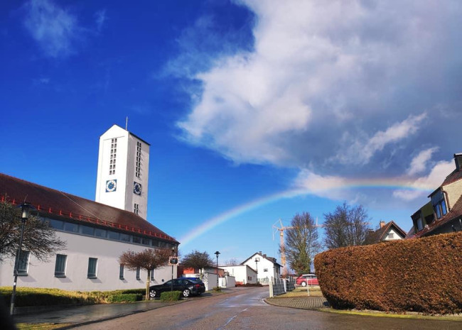 Kirche mit Regenbogen